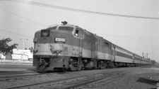 18-FA2 601-Push-Pull train 4255-Ronk-Hicks-Shuttle-Bethpage-7-15-72 (C420 207 power end).jpg (65563 bytes)