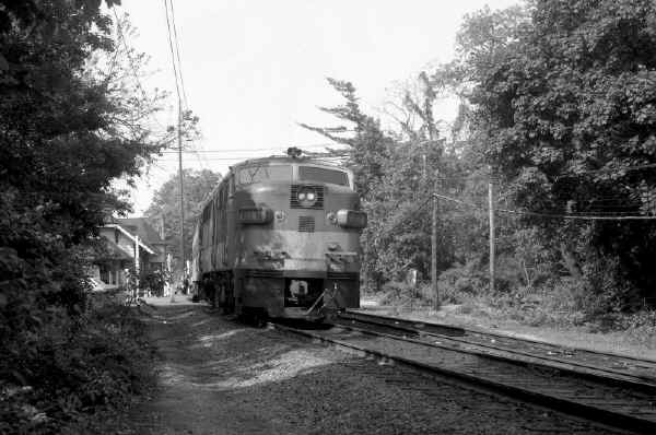 22-FA1 616-Push-Pull train 655-Pt Jeff-Hunt-Shuttle-W at Stony Brook - 6-5-78 (GP38-2 260 power end).jpg (130975 bytes)