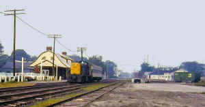 LIRR-461_Train-202_Scoot_Riverhead view W_Riverhead-Station_Golding's Feed and Lumber Yard siding_8-27-73.jpg (51042 bytes)