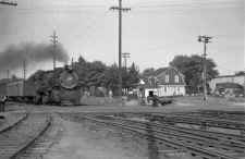 Crossing-Shanty-Plainfield_ Ave-G5s-38-Train-W-Jct_of_Creedmoor-Branch-Floral Park-c. 1950.jpg (108387 bytes)