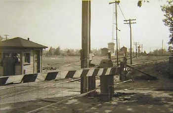 Crossing Shanty-Franklin Ave - Hempstead X-ing - Garden City - c. 1930.JPG (47317 bytes)