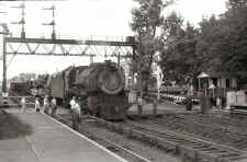 G5s-37-Work-Train-East-Carnation-Ave.-FloralPark-1951_Keller.jpg (130666 bytes)