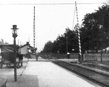 Pole-Gates-Carleton-Ave-Central-Islip-c.1918-1.jpg (168016 bytes)