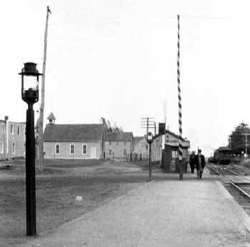 Pole-Gates-Carleton-Ave-Central-Islip-c.1918-2.jpg (50956 bytes)