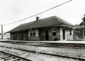 Smithtown-station-brick_1953_viewSE.jpg (87804 bytes)