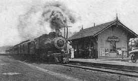 Station-Smithtown-D16b and Train WB-c. 1910_Tom Muratore.jpg (78903 bytes)