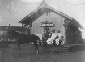 Station-Smithtown-c.1905_Tom Muratore.jpg (48737 bytes)