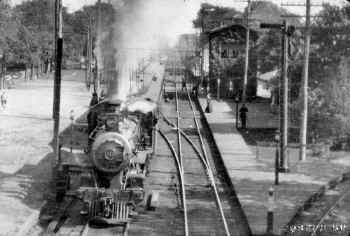D16b-219-Train-WB at MT Tower and Station-Mineola (View E) - 1909 (J. Burt-Keller).jpg (110196 bytes)