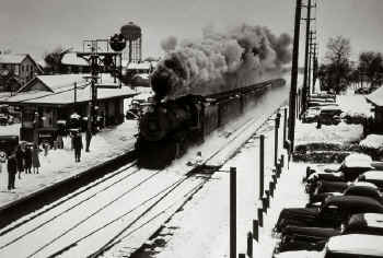 G5s-29-Train-East-in-Snow-Mineola-c.1940 (Keller).jpg (114621 bytes)