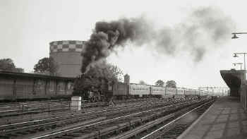 G5s-Train-East-Union-Hall-St-Jamaica-1952 ( W. Broschart-Keller).jpg (83077 bytes)