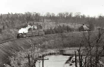 PRR-E3sd-3148-Train-Mill Neck-11-1940 (G. Votava-Keller).jpg (110095 bytes)
