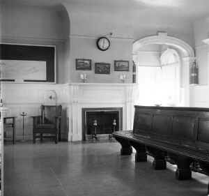 Station-Southampton-Waiting Room & Fireplace - 01-72 (Keller-Keller).jpg (83917 bytes)