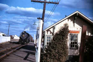 H10s-108-Freight-West-Past-Southold-12-1954_Emery-Keller.jpg (92929 bytes)