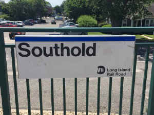 Southold-Station-platform-sign.jpg (57568 bytes)