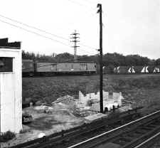 Seq 1 - MU REA Car 1206 and Train E on Springfield Branch-Laurelton -View NE - 08-31-57 (Faxon-Keller).jpg (145479 bytes)