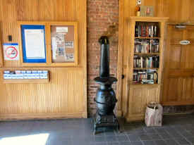 Greenlawn Station waiting room stove.jpg (62691 bytes)