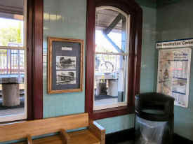farmingdale station interior.jpg (58331 bytes)