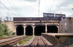 Station-Fulton St-Tunnels-Bay Ridge Br-East NY-1980s.jpg (83422 bytes)