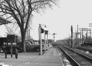Station-Ronkonkoma-Train Order Signal Displayed-View E - 01-07-44 (Weber-Morrison).jpg (131051 bytes)