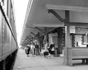 Station-Southampton-View E at Train time - 06-20-55 (Faxon-Keller).jpg (91875 bytes)