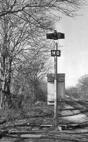 Tower-MO-BlockLimitSignal-CtrMoriches-1970.jpg (97119 bytes)