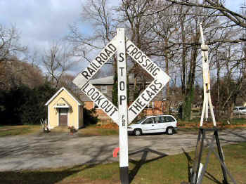 Diamond Crossing Sign-Wantagh Station Museum -12- 04-07 (AlcoAl).jpg (101839 bytes)