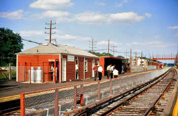 LIRR - Wantagh Temp Station on 1st Day of Service - 8-24-66.JPG (129527 bytes)