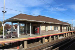 Station-Westbury, NY (View NE) - 2013 (Jeremiah Cox-Google Images).jpg (95100 bytes)