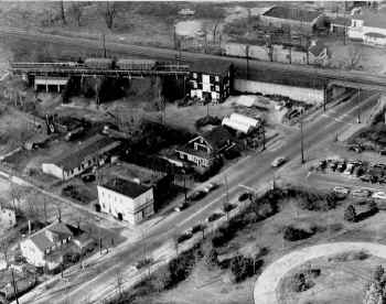 Westbury-aerial-view_Hicks-Coal-Yard_c.1950_RayMuntz.jpg (173095 bytes)