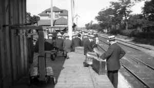 Station-Westhampton-Holiday Riders Returning - 07-05-1915 (View W) (T.R. Bayles-Keller).jpg (77493 bytes)
