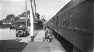 Station-Westhampton-Loading Mail (View W) - 1915 - (T.R. Bayles-Keller).jpg (65351 bytes)