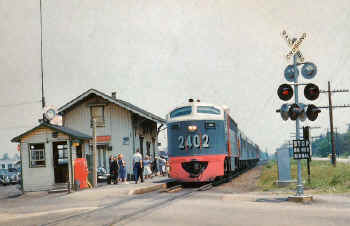 Station-Wyandanch-FM-CPA24-5-2402 & Train WB - c. 1950 (eBay).jpg (96611 bytes)