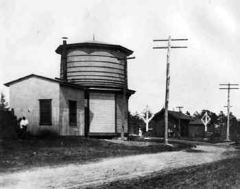 Station-Wyandanch-Water Tower (View NE) - 04-29-1903 (Keller).jpg (85257 bytes)