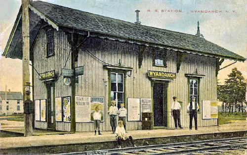 Wyandanch-Station_colorized-postcard_c.1915.jpg (153399 bytes)