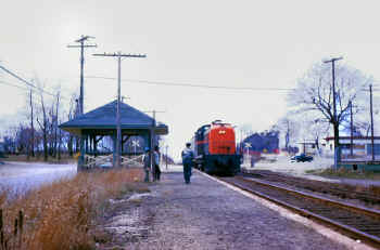 Aquebogue-LIRR1556-train204eastbound031966.jpg (88174 bytes)