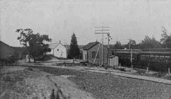 Aquebogue-Station-Original-building_viewSE_1906.jpg (81314 bytes)