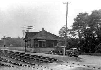 Aquebogue-Station_viewSE_1936_Weber-Morrison.jpg (95932 bytes)