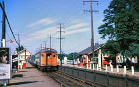 Bellmore-Station_eastbound-train_1966_BradPhillips.jpg (129832 bytes)
