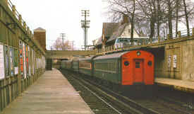 Great-Neck-Station_westbound-train_1968_BradPhillips.jpg (127697 bytes)