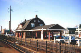LIRR - Bay Shore Station.JPG (105432 bytes)
