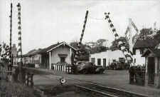 central-islip_striped-poles-station-express-house-GLF_viewNW_c.1950.jpg (51195 bytes)