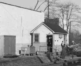 10-Cabin-Garden-with Keystone Sign-Gdn City-c. 1947 (Votava-Keller).jpg (92227 bytes)