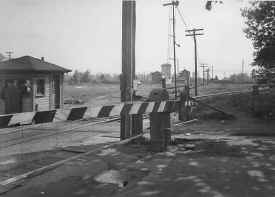 13-Crossing Shanty-Franklin Ave - Hempstead X-ing - Garden City - c. 1930 (Huneke).JPG (45475 bytes)
