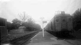 18-MU Train-Roosevelt Raceway-at Sta-Meadowbrook-View W-1953 (Edwards-Keller).jpg (62376 bytes)