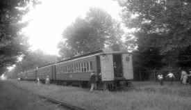 19-MU Train-Roosevelt Raceway-On Layup Track-Meadowbrook-1953 (Edwards-Keller).jpg (84803 bytes)