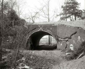 24-Cent-Br-Stone-Overpass-W-of-Bethpage-State-Pky-1955 (Schneider-Keller).jpg (154855 bytes)
