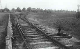 Salisbury Plains-Station-background_viewW-1952_(Vincent F. Seyfried-Art Huneke).jpg (43018 bytes)