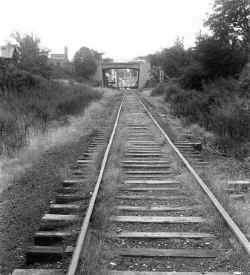 19-Creedmoor Br-ROW-Tracks-at Cross Island Pky-Bellerose-View E - 04-28-57 (Edwards-Keller).jpg (105182 bytes)