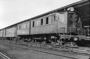 DD1-354-Train-Eastbound-Track 8-Jamaica-4-17-38.jpg (99846 bytes)