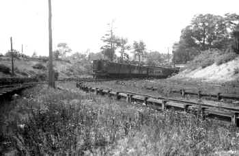 DD1-Dbl-Hdg-Train-White Flags-Approaching Sta-Belmont Park-c. 1937_DaveKeller.jpg (122677 bytes)